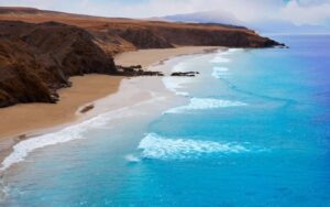 Playa de Fuerteventura, acantilados y playa de arena dorada.